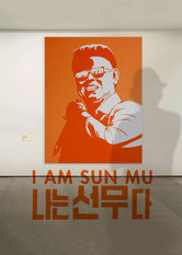 Kliknij by uszyskać więcej informacji | Netflix: I Am Sun Mu | Artysta propagandowy z Korei PóÅ‚nocnej umyka do Seulu, gdzie tworzy sztukÄ™ satyrycznÄ… wyÅ›miewajÄ…cÄ… reÅ¼im Kim Dzong Ila, ale teÅ¼ zmaga siÄ™ z konsekwencjami ucieczki.