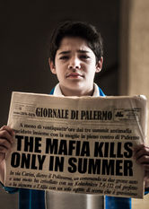 Kliknij by uszyskać więcej informacji | Netflix: Mafia zabija tylko latem | MÅ‚ody i zakochany Sycylijczyk Arturo dorasta w latach 70. w Palermo pustoszonym przez mafijne zabójstwa i zamachy bombowe.