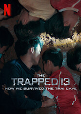 Kliknij by uzyskać więcej informacji | Netflix: The Trapped 13: How We Survived The Thai Cave / 13 uwięzionych: Jak przetrwaliśmy w tajlandzkiej jaskini | W tym poruszającym dokumencie zawodnicy tajskiej młodzieżowej drużyny piłkarskiej opowiadają o tym, jak w 2018 r. utknęli w jaskini Tham Luang i przeżyli.