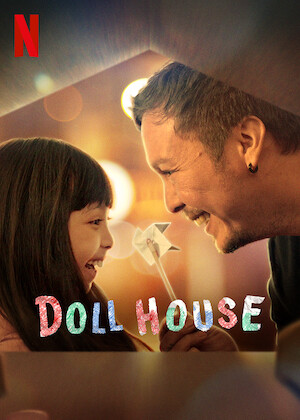Netflix: Doll House | <strong>Opis Netflix</strong><br> Wokalista rockowy zÂ wieloma Å¼yciowymi bÅ‚Ä™dami naÂ koncie rusza wÂ podrÃ³Å¼, Å¼eby poznaÄ‡ swojÄ… cÃ³rkÄ™. | Oglądaj film na Netflix.com
